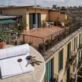 Proprietà terrazza in condominio: terrazzo ad accesso esclusivo con chiavi e documenti immobiliari in primo piano.