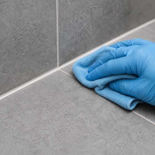 Dopo la rimozione del silicone, la giunzione va rifinita con un panno morbido per eliminare residui sottili e preparare la superficie a una nuova sigillatura.