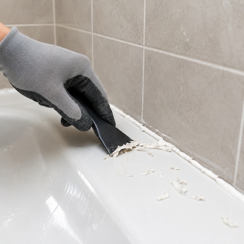 Come levare il silicone dai bordi dei sanitari del bagno: vasca