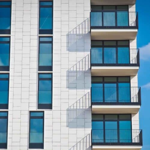 Si oppone alla costruzione di un balcone, la vicenda finisce al Consiglio di Stato