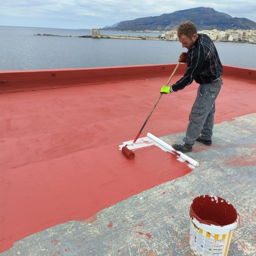 Vecchia guaina bituminosa coperta con membrana liquida per impermeabilizzare.
