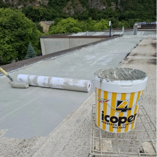 Applicazione a rullo di impermeabilizzante liquido Icoper su copertura piana.