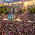 Grande manifestazione in una piazza dio Madrid in Spagna, con migliaia di persone in corteo e folla compatta lungo il viale centrale.
